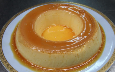 デパ地下レベルのスイーツやカレーなどのオリジナル商品を、おみやげとして販売しています。