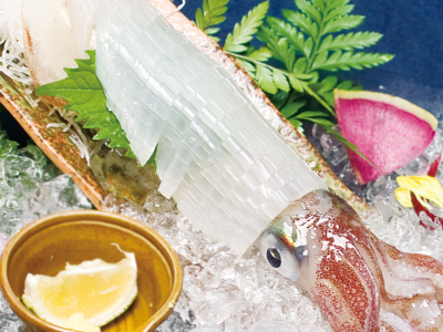 店内のいけすには、季節問わずさまざまな玄界灘の地魚が。