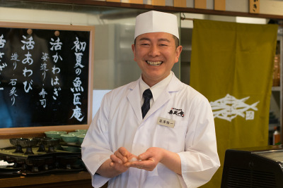 優れた技術を持つ先輩スタッフが、本物の寿司職人のスキルを伝授します!