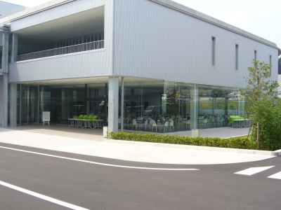 「SUZUKA-ZE」は、国際レーシングコースのパドックの中⼼、センターハウスの1階にあります。
