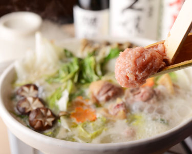 銘柄地鶏や京野菜、大間産の本マグロなど、全国各地から厳選した素材を使っています。