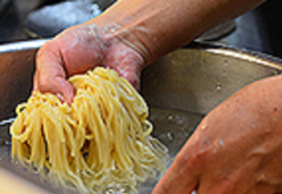 ラーメンの調理、アルバイトスタッフの教育、管理、売上・仕入管理など、店舗運営業務全般をおまかせします