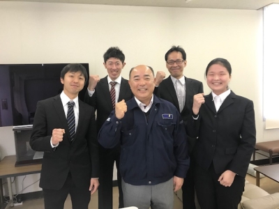 当社社長を囲むスタッフたち。あなたも幅広い年齢層のスタッフをとりまとめながら、店長へステップアップ!