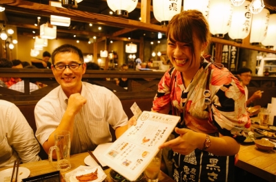 1テーブルに1人選任スタッフがつく接客環境。お客さまとしっかり向き合えます◎