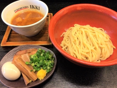 「一輝」は、専用麺「99.99(フォーナイン)」や18時間かけて作り上げる濃厚スープなどが特徴