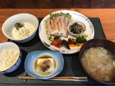 料理にはすべて「電解水素水」を使用。また、電解水素水で育てた「還元野菜」も使用しています。