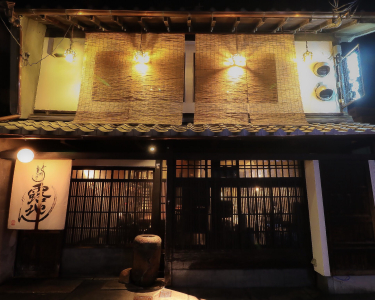 昨日とは違う、毎日お客様との違ったドラマがあるお店。芸能人や著名人の方も多く訪れます。
