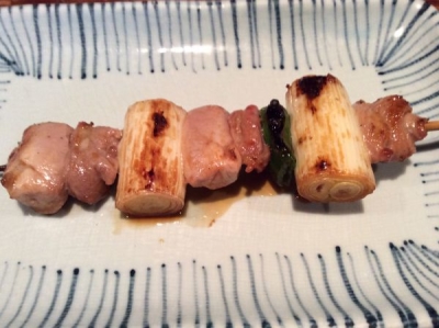 茨城県産の奥久慈軍鶏(おくくじしゃも)を、紀州備長炭でじっくりと焼き上げています。