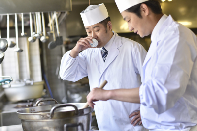 若手もベテランも活躍しています。経験を活かしてより多くのお客様に喜んでいただけるお料理を!