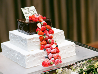 新郎新婦さまの希望を伺い、当ゲストハウスならではのオリジナルウェディングケーキを作成します。