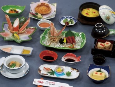 カニを中心に、新鮮な魚介を使った鍋料理やお造りをご提供。接待やお祝い、法事などで重宝されています。