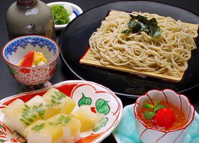 麺料理や鱧料理、しゃぶしゃぶなど、旬の食材を美味しく仕上げて提供しています。