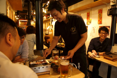 焼肉、肉割烹、サラダカフェ、セルフ式ダイニング…多様なお店を国内外で手がける企業で、スタッフ募集!