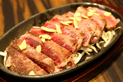 鉄板焼き居酒屋の、アンガス牛のステーキ。ボリューム満点の料理が、1000円以内で楽しめます。