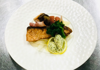 幅広い調理法を経験しているシェフ。フレンチや和食の要素も取り入れたお料理もご提供