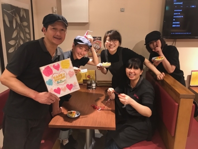 日本人スタッフとタイ人スタッフがチカラを合わせ、より良いお店づくりを行っています◎
