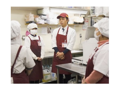 パートさん中心の現場で、店舗管理やマネジメントを中心におまかせ。最初はOJTにて研修があります。