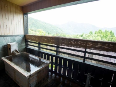 自然に囲まれ、源泉かけ流しの温泉を堪能できる、観光地でのお仕事です。