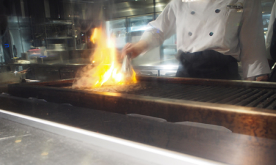 ステーキビュッフェでは、お客様目の前で焼き上げてライブ感もお楽しみいただいています。