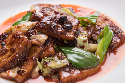 中国の甘味噌「甜麺醤(テンメンジャン)」を使用し、甘みとコクを出した回鍋肉(ホイコーロー)。
