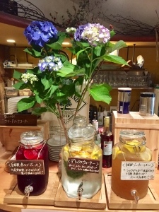 料理だけでなく、自家製ドリンクも作っています。ランチタイムに大人気。