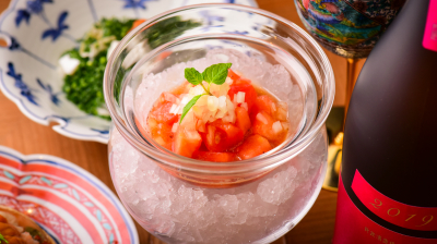 お料理は、食材にこだわり、一皿一皿にストーリーを隠した、和と洋のフュージョン料理を提供します。