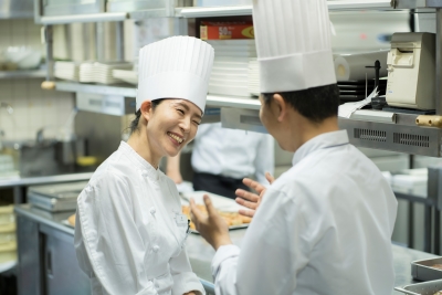 若手時代にしっかりとした技術を身につけて欲しいと考える総料理長が熱心に若手育成を行っています。