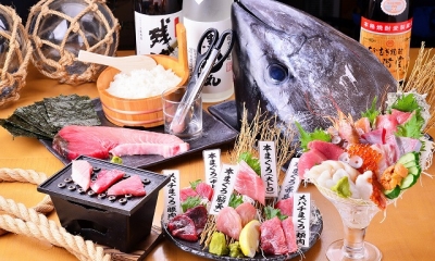 大阪・兵庫に鮮魚と串カツの居酒屋7店舗を展開しています。