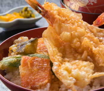 自慢の天丼は、創業以来、守り続ける秘伝の味です。売上向上策としてメニュー刷新を予定。ぜひチャレンジを