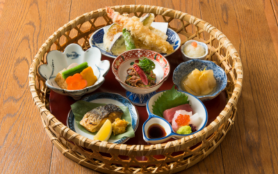 彩り鮮やかな和定食を、リーズナブルな価格にてご提供する和食店も。