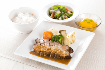 和洋中とオールジャンルのおいしい食事を、効率よく提供できるように調理しましょう。
