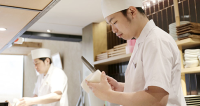 いい料理を提供し、休み時は休む!月9日の休みを徹底しています。残業代も別途支給の明朗会計です◎