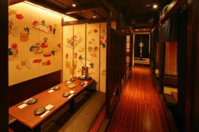 <焼酎ダイニング>暖かな灯りで雰囲気のよいお店です。