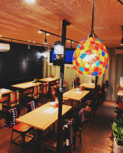 海上コンテナを3本連結して作ったお店の店内はこちら。