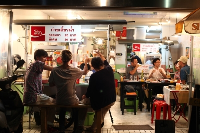 まるでタイの屋台で食べているようなカジュアルな雰囲気(系列店より)