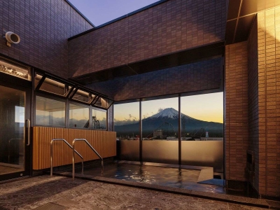 最上階の展望大浴場。富士山を眺めながらの入浴は、贅沢なひとときを演出してくれます。