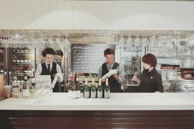 ワインセラーのあるカウンターで、豊富なワインとアラカルトからおまかせコースをご用意。深夜にはバーに。