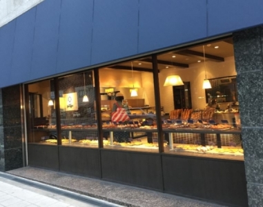 店内にはハード系から菓子パンまで、常時60種類ほどのさまざまなパンが並んでいます