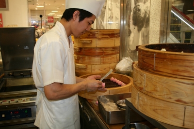 メニューは全て、店内で手作り。各店舗、オリジナルメニューも多数。新商品の開発も随時行っています。