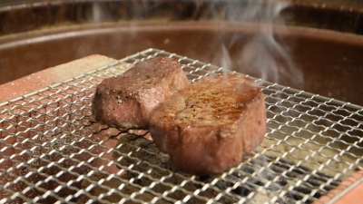 紀州備長炭で焼き上げてコースでご提供しています。