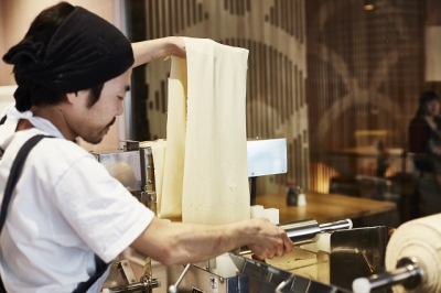 観光地でもあるベルリン。なかでもお店があるのは若者の活気あふれるエリアです。