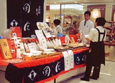 百貨店の催事では、その場で調理したものをほかのスタッフと一緒に販売します