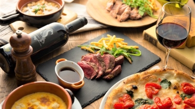 肉料理やハム・チーズの盛り合わせと一緒に、ワインもお楽しみいただいております。