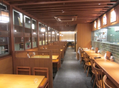 駅チカのため多くのお客様でにぎわうモダンな店内。女性の方にも多くご愛顧いただいています。