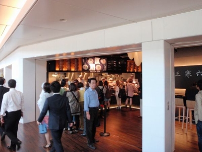 いつもピーク時は行列の絶えない人気店です☆