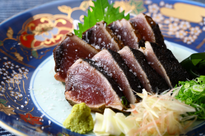 焼きたての香ばしいかおりがそそる鰹たたきを、ご提供しています。