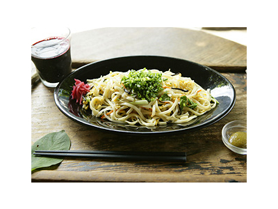 食材はすべてオーガニックの安全食材を厳選しています。カレーやパスタなど、ランチメニューも豊富です。
