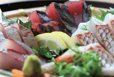 土佐の藁、土佐の天日塩にこだわっています。鮮魚ほか、野菜や和牛も高知食材にこだわっています。
