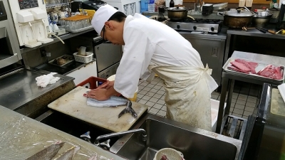 調理スキルだけでなく、カウンター越しにお客さまから注文いただくので接客スキルも身につきます。