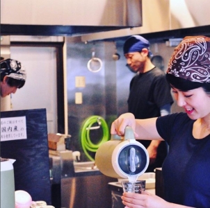趣ある、おしゃれな店内はカウンターのみ12席。お客様が喜ぶ姿を感じられる、アットホームなお店です。